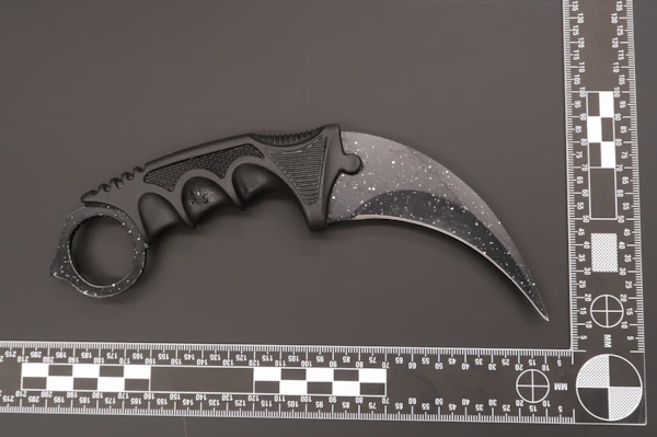 Karambit-veitsi, jota käytettiin vakavassa väkivaltarikoksessa kolme kuukautta sitten.jpg