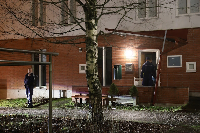 Poliisi tutki paikkoja iltakymmenen jälkeen.jpg