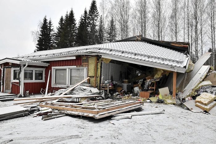 Autotalli romahti räjähdyksessä.jpg
