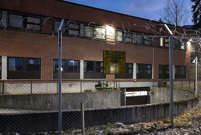 Metsälän säilöönottoyksikköä ympäröi yli kolmemetrinen aita, jonka karkuri ylitti köyden avulla.jpg
