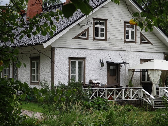 Tuliko Loimula tontille takapihan kautta? Hansaksentieltä pääsee tontille ojan ylitse ja matalalla olevien puiden oksien sekä pensaiden suojissa pihalle. Toki myös muualta. Kuva DL Media Inc.