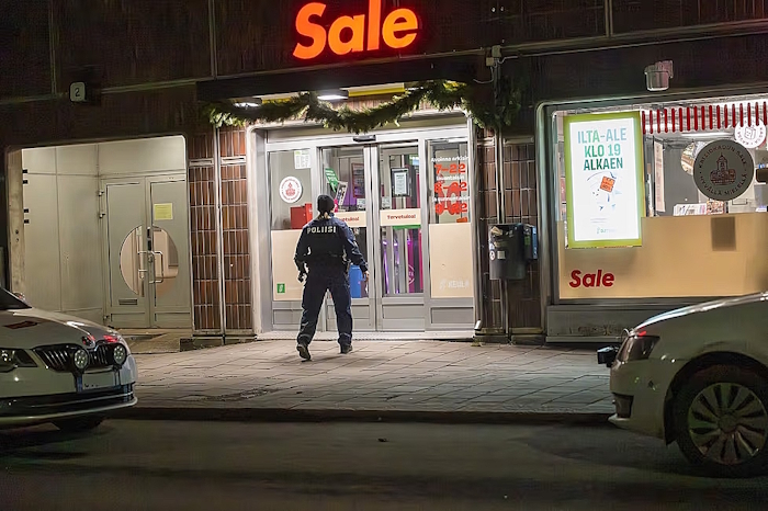 Poliisi teki tutkintaa kaupalla ryöstöiltana.jpg