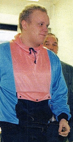 Hymyilevä murhaaja ilman huolen häivää.jpg