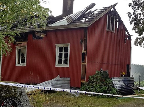 Sastamalan metsäisellä Heinijärven tiellä paloi omakotitalo keskiviikkona illalla. Talon sisältä löytyi kuolleena talossa asuva 81-vuotias asukas. Kiinni pihapiirissä otettiin rakennuksessa myös asuva uhrin lähiomainen. 50-vuotiasta lähiomaista epäillään murhasta ja tuhotyöstä. JUHA VELI JOKINEN