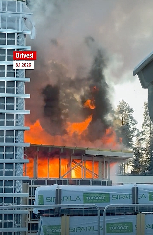 Liekit loimottivat rakennustyömaan aidan takana torstaina aamupäivällä.jpg