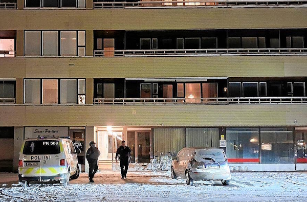Kerrostalon pihalla ja rappukäytävässä liikkui raskaasti varustautuneita poliiseja.jpg