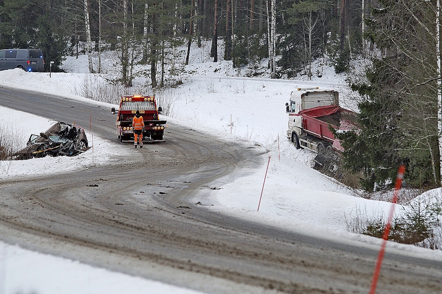 Tarvasjoentie eli tie 181, oli perjantaina suljettu liikenteeltä Inkeriäisten tienhaaran kohdalta.jpg