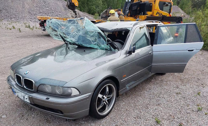 BMWn tuulilasi oli hajonnut katto painunut sisään, kun se upposi pohjaan.jpg