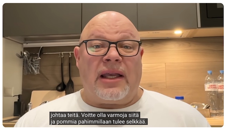 VKK_Ano_lupaa_pommeja_niskaan.jpg