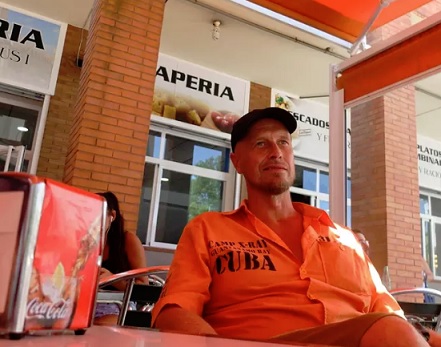 Jan-Christian Halmela haluaa kertoa lehtihuijauksesta, sillä myyjien kohteena ovat usein vanhukset. (KUVA: TONI LEHTINEN / HS)