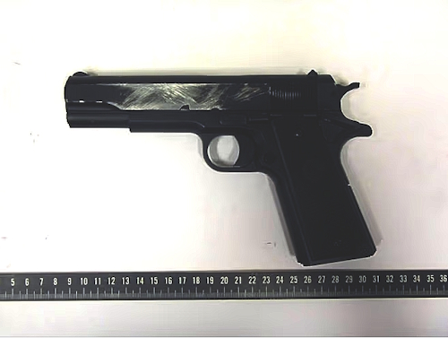 Poliisin takavarikoima kuulapistooli, jota käytettiin rikoksessa. Uhrit eivät tienneet, ettei ase ollut oikea..jpg