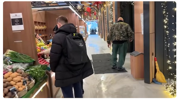 VKK_Ano_haluaa_ulos_kauppahallista.jpg