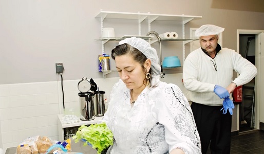 Bollströmit jatkavat kahvilan valmistelua. Katja ja Allan Bolmström valmistelevat tarjoilua. Cafe Rom on Hovinsaarella osoitteessa Sahakatu 2.