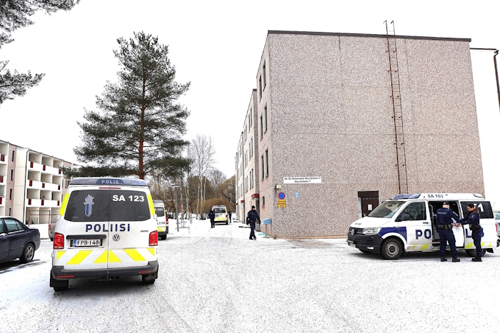 Paikalla oli useita poliisiautoja vielä hieman kello 13 jälkeen. Nuorta miestä siirrettiin poliisiautoon, kertoi paikalla käynyt Sydän-Satakunnan päätoimittaja Timo Simula.jpg