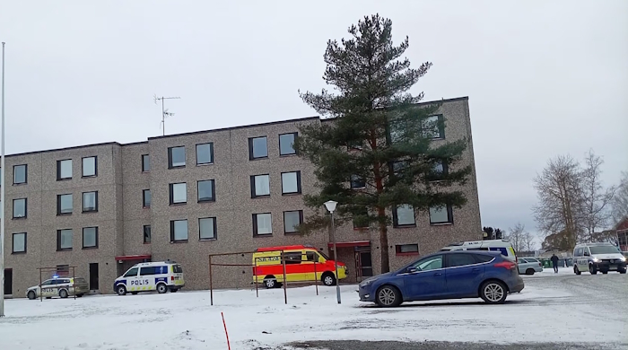 Kerrostalolla kävi myös ambulanssi, joka poistui paikalta kello 13 aikoihin.jpg