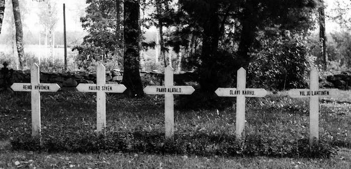 Olavi Karhu haudattiin neljän muun vankilapalossa menehtyneen kanssa Köyliön Kirkkosaaren hautausmaalle. Puuristit vaihtuivat muistomerkkiin vuonna 1969.jpg