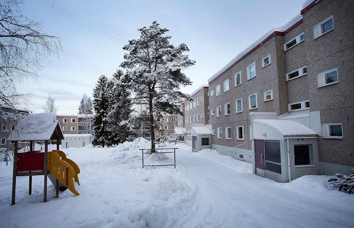 Ryöstöpaikka sijaitsee asuinalueen kerrostalojen välissä sivummassa.jpg