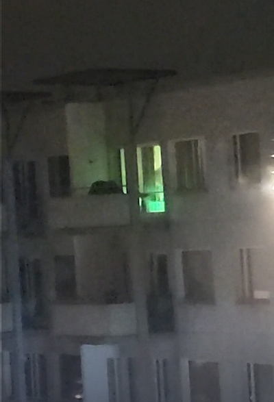 Silminnäkijä kuvasi lauantaina aamuyöllä, kuinka poliisi tutki epäiltyä henkirikosasuntoa voimakkaiden valojen avulla.jpg