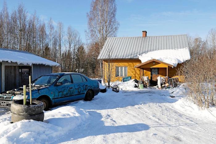 Silminnäkijöiden mukaan tämän talon luona Saarijärven Kolkanlahdessa oli keskiviikkoiltana kaksi poliisiautoa ja kaksi ambulanssia..jpg
