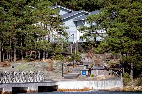 Säkkiluodon kaikilla puolilla on tukevia betonilaitureita ja metsätien varrelle saarelle on rakennettu runsaasti uusia taloja. (KUVA: KALLE KOPONEN / HS)