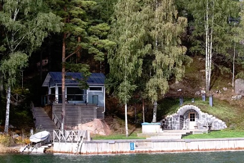 Prostvikissa on perinteisen rantasaunan lisäksi maanalainen sauna. (KUVA: KALLE KOPONEN / HS)
