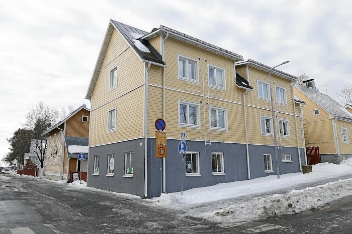 Pelastuslaitos sai hälytyksen luhtitalolle Gottlundinkadulle puolenyön aikaan.jpg