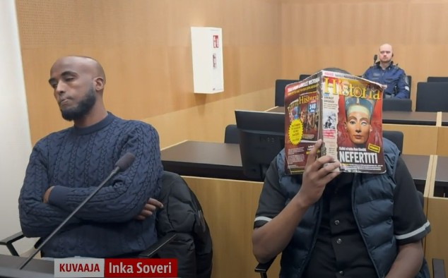 Oikealla Mahamud Abdi Guure, vasemmalla tulkki.