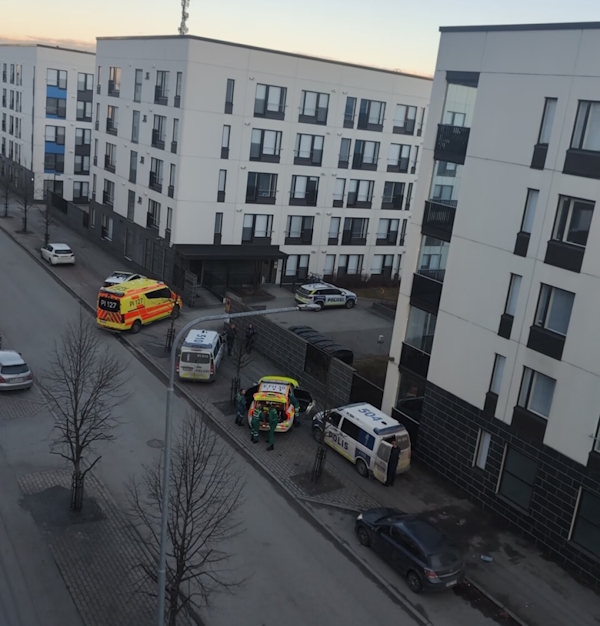 Hervannan Tutkijankadulla oli perjantaina puoli seitsemän jälkeen illalla poliisiautoja ja ambulansseja..jpg
