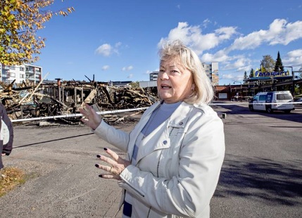 Terhi Ekman pyöritti miehensä kanssa Nissen grilliä vuosikymmenet. Perjantain palo on jo hänelle jo kolmas samalla paikalla. Kuva: Katja Luoma