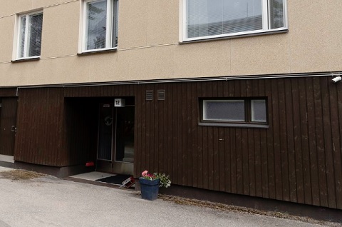 Lahtelaismiehen ampuma luotisuihku osui Kasakkamäentie 12:n pihassa seinustaan, syöksyputkeen, maahan ja varaston ulko-oveen. Tähtäimessä ollut henkilö oli ollut ulko-oven luona. Kuva: Aku Isotalo