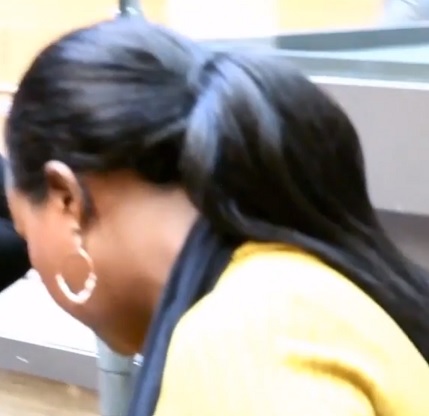 Hän, ennen niin korskea ja kopea, yritti piiloutua kuvaajalta. Kuvakaappaus HS:n videolta.