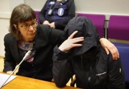 Lapsen parittamisesta syytetty nainen ujosteli oikeussalissa.jpg