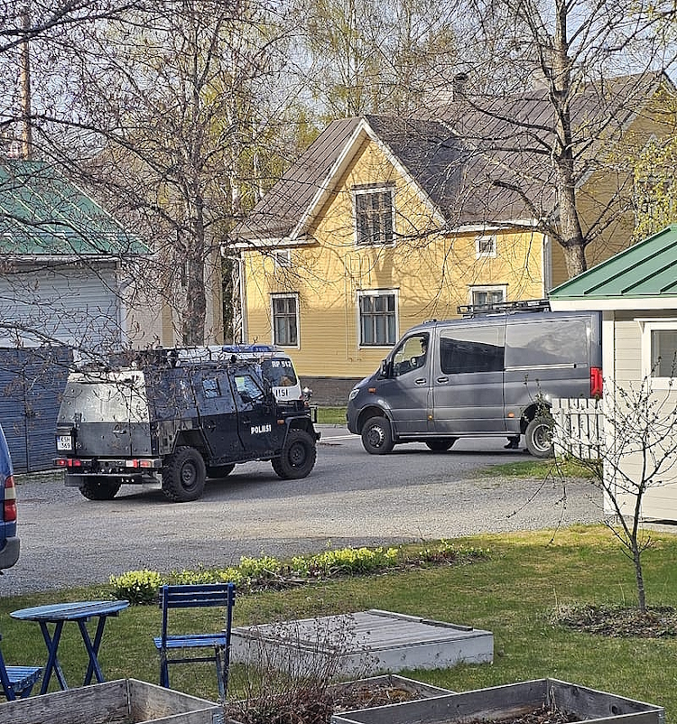 Poliisi sai hälytyksen kerrostalon parvekkeella ammutusta laukauksesta.jpg
