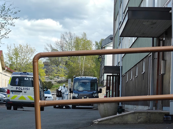 Kerrostalon pihalla oli lauantaina sekä poliiseja että poliisiautoja.jpg