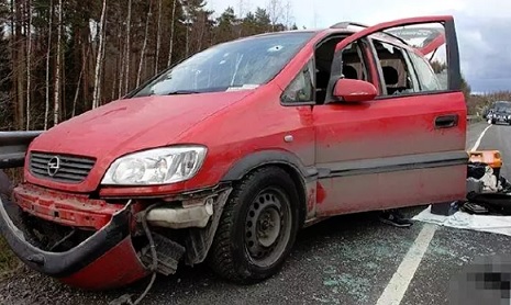 Miehen käyttämä auto tuhoutui takaa-ajon päätteeksi. (KUVA: Poliisi)