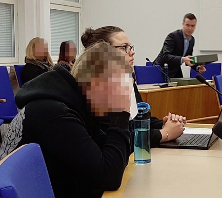 Naissyytetty peitti kasvonsa paperinipulla. KARI KAUPPINEN