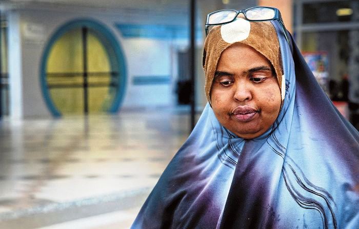 Örebrossa asuva Fadumo Ali sai pojaltaan viimeksi viestin Turkista. Hän pelkää pahinta. Kuva HS.