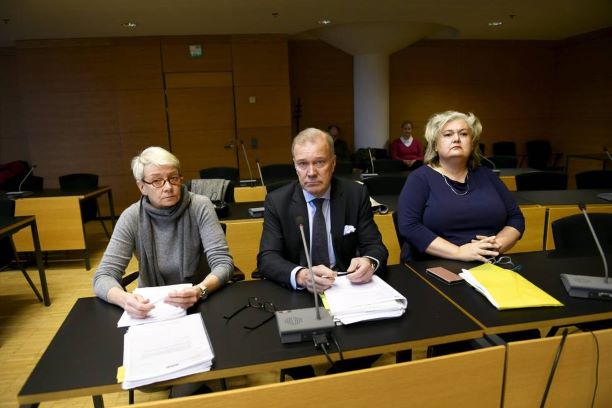 Niina Otva-Lampi ja Irina Krohn käräjäoikeudessa.jpg