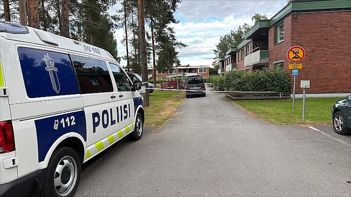 Useita poliisipartioita hälytettiin paikalle epäillyn henkirikoksen vuoksi.jpg