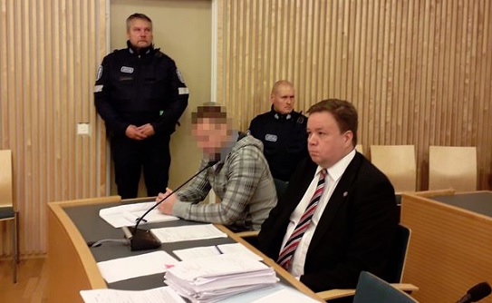 Syytetty ei peitellyt kasvojaan oikeudessa. Oikealla puolustuksen asianajaja Jyrki Piiparinen. KIA KILPELÄINEN