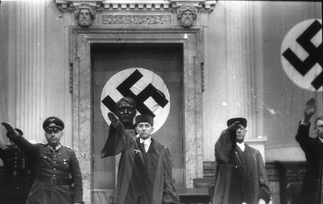 Bundesarchiv_Bild_151-39-23,_Volksgerichtshof,_Reinecke,_Freisler,_Lautz.jpg