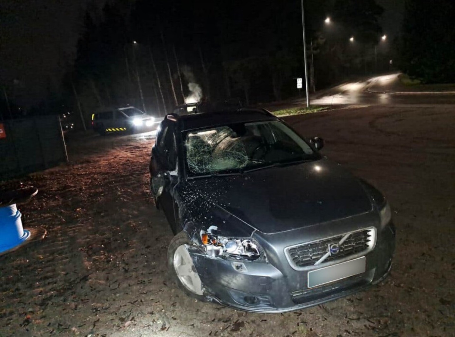 Poliisi-löysi-kolariyönä-runnellun-Volvon-hiekkaparkkipaikalta.-Myöhemmin-löytyi-myös-sen-kuski.jpg
