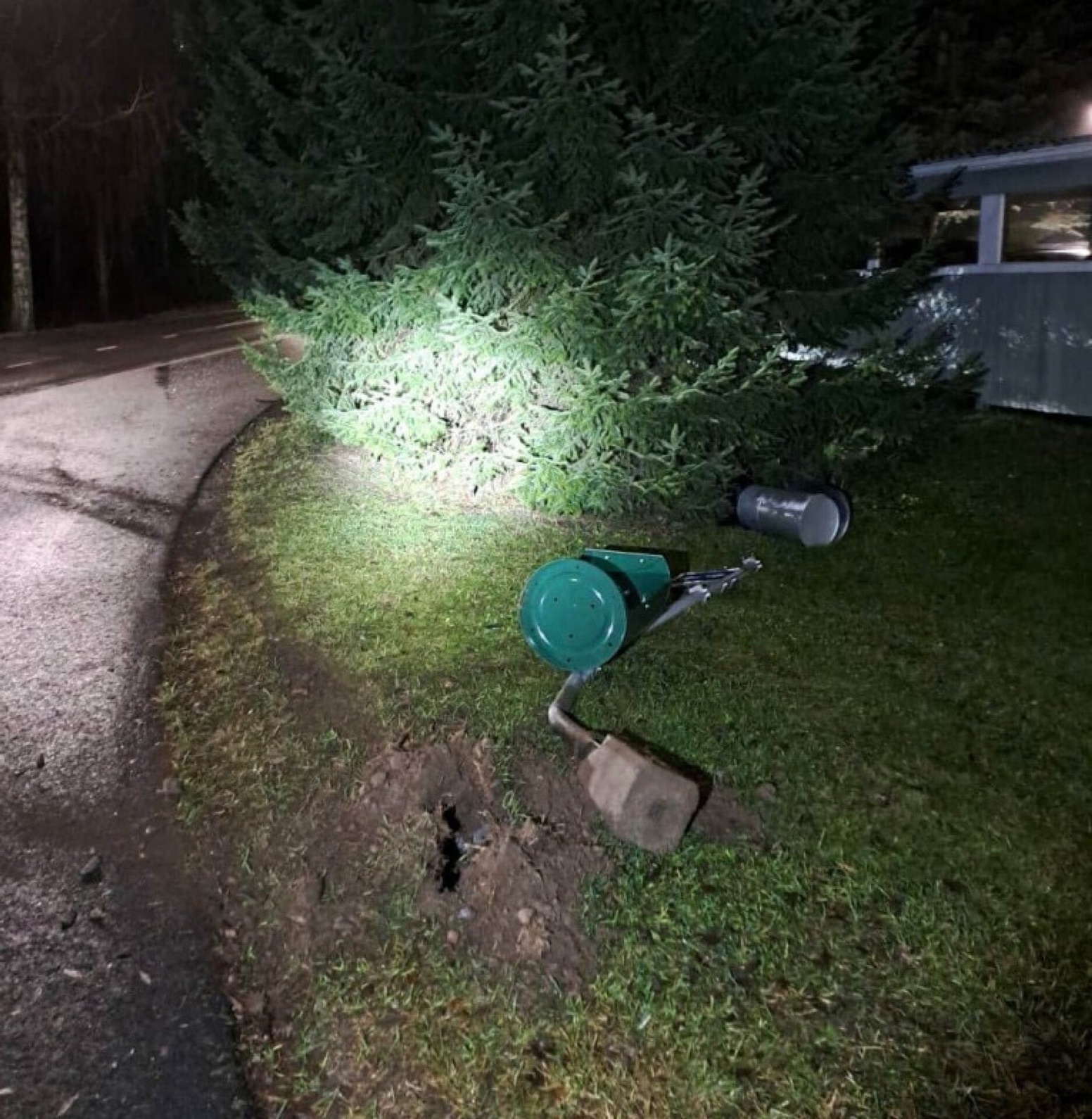 Auton-löytöpaikan-läheisyydestä-löytyi-myös-nurin-ajettu-liikennemerkki-ja-renkaiden-jälkiä-jalkakäytävällä.jpg