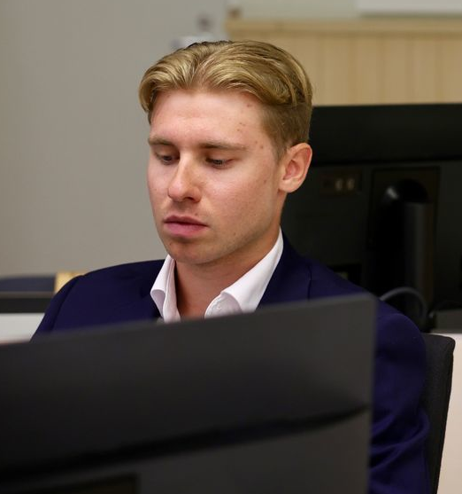 Arttu Heikkinen Rovaniemen hovioikeuden istunnossa .png