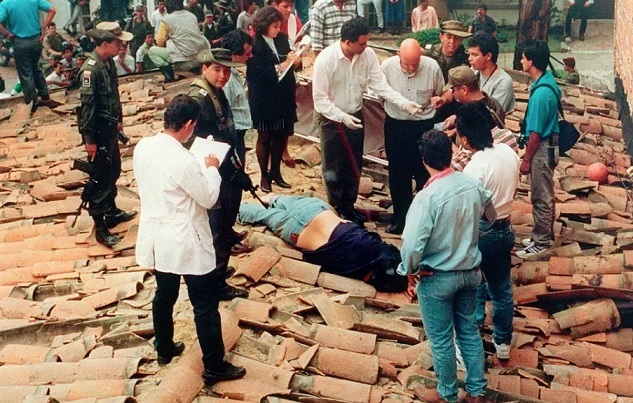 Huumeparoni Pablo Escobar kuoli 2. joulukuuta vuonna 1993. Poliisin ottaman kuvan tiedoissa kerrotaan, että katolla makaa Escobarin ruumis. (KUVA: MEDELLIIN POLIISI / AFP)