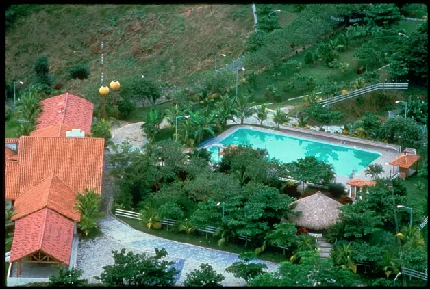 Pablo Escobar vietti perheineen hulppeaa elämää maatilallaan Hacienda Nápolesissa. Jättikokoisella luksustilalla oli muun muassa kolme eläintarhaa. (KUVA: TIMOTHY ROSS / GETTY IMAGES)