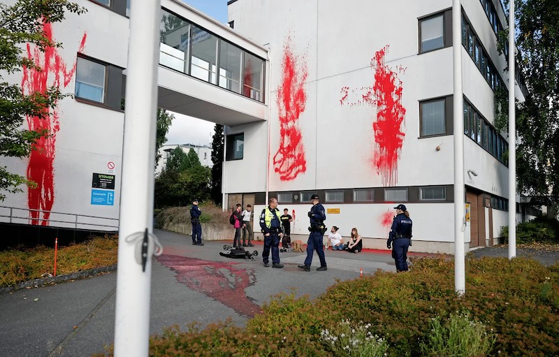 Poliisi_aktivisteja_kiinni.jpg