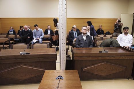 Sermillä erotetut. Syytetty kulttuurinsa mukaisessa asennossa, vierellään tulkki. Kuva Satakunnan Kansa/Harri Aalto