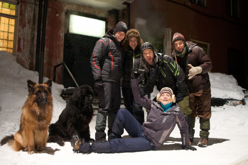 devils-pass-movie-dyatlov-pass-incident-dogs-group-photo (1).jpg