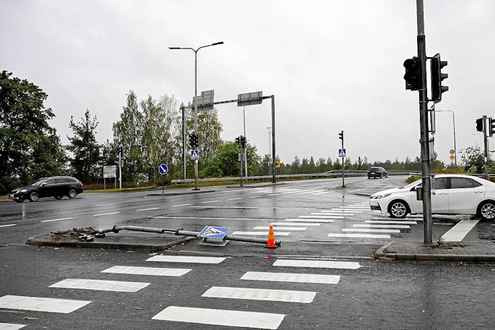 Onnettomuuden jäljiltä yksi tolppa oli nurin, ja liikennevalot eivät toimineet.jpg